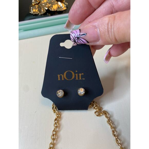 nOIr Gold and Diamond Flower Necklace 5/20 - Picture 3 of 3